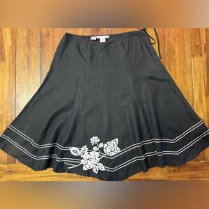 Nine West 100% Linen Black Skirt with White Floral Embroidery Size 8